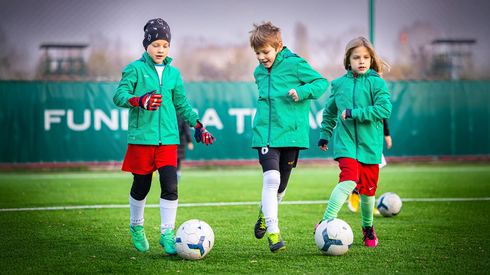 Tineri fotbaliști antrenând în cadrul programelor Fundației Ion Țiriac