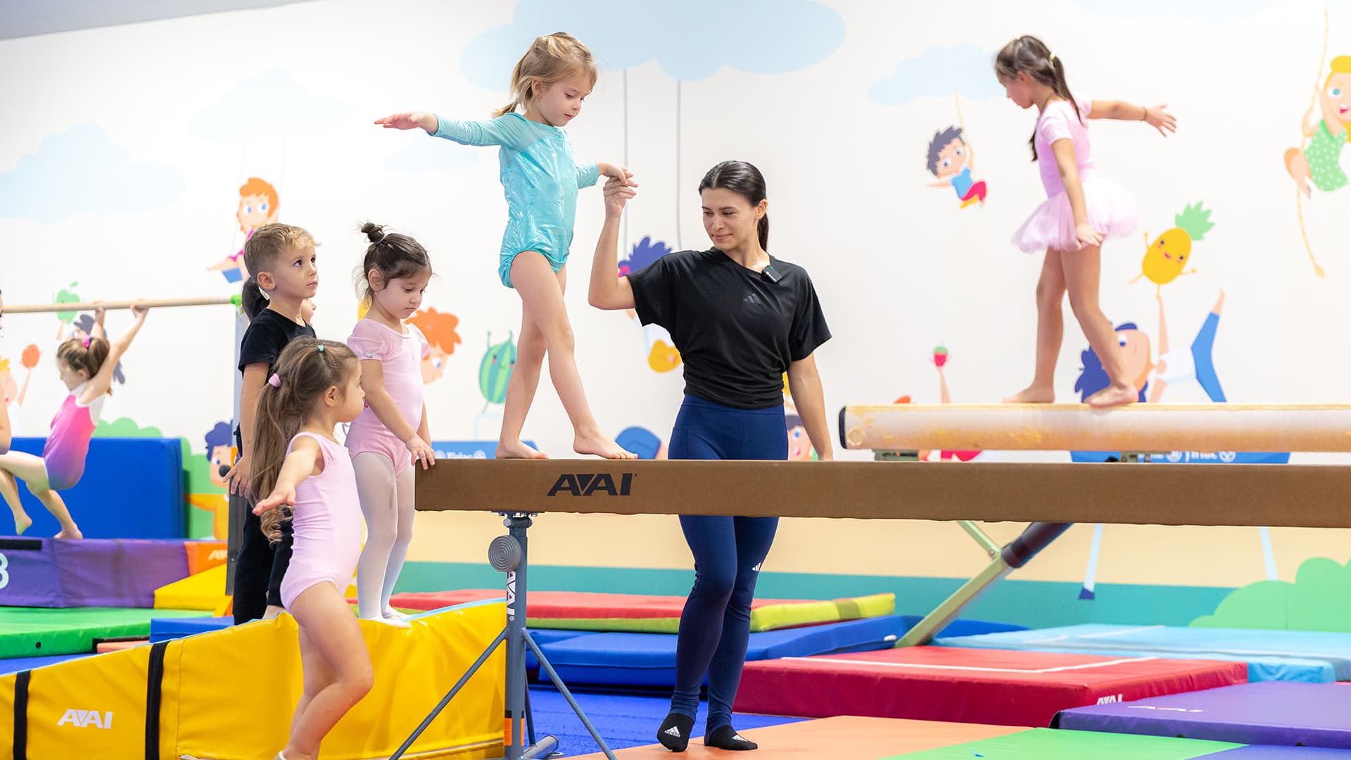 Gimnaste tinere la antrenament în cadrul programului GymNadia