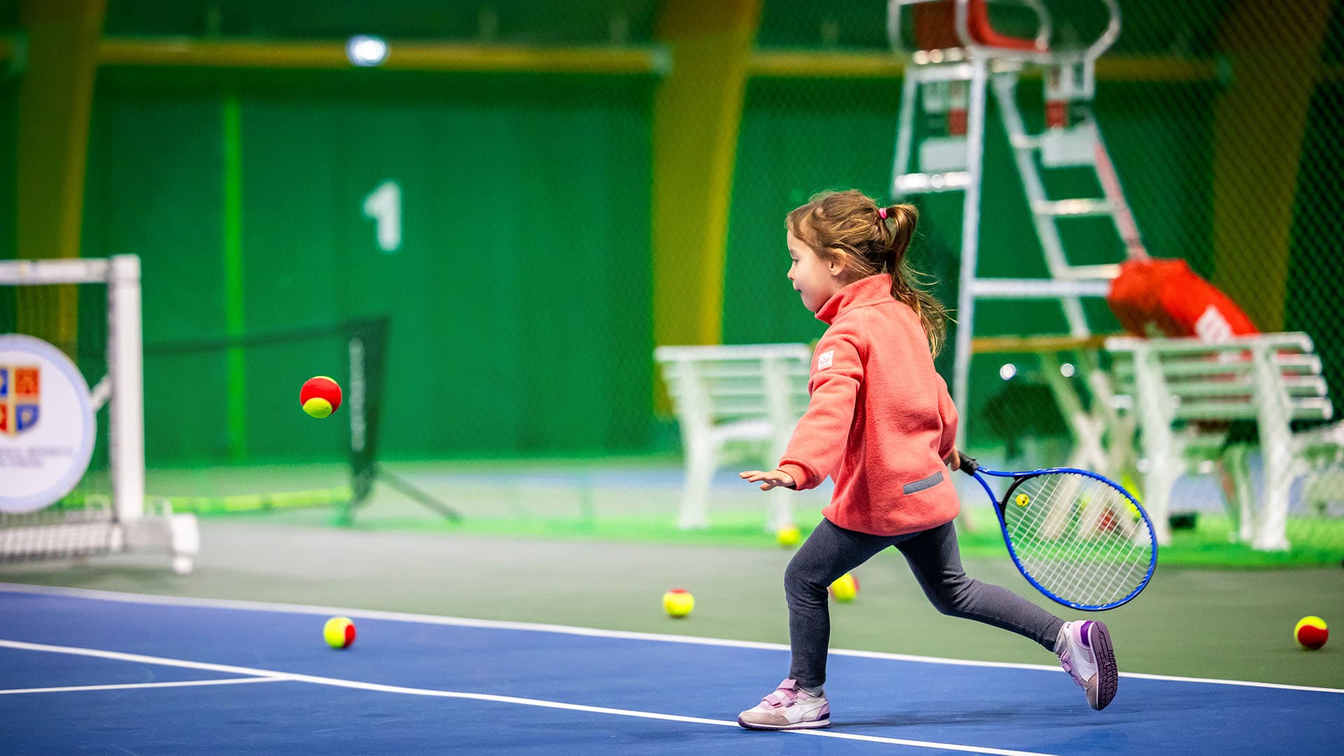 Jucători juniori de tenis antrenând pe terenurile Fundației Ion Țiriac